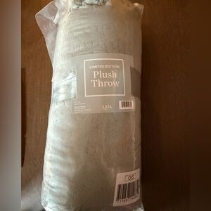 Ulta Beauty Limited Edition Plush Throw 50"X60" Sage Green New